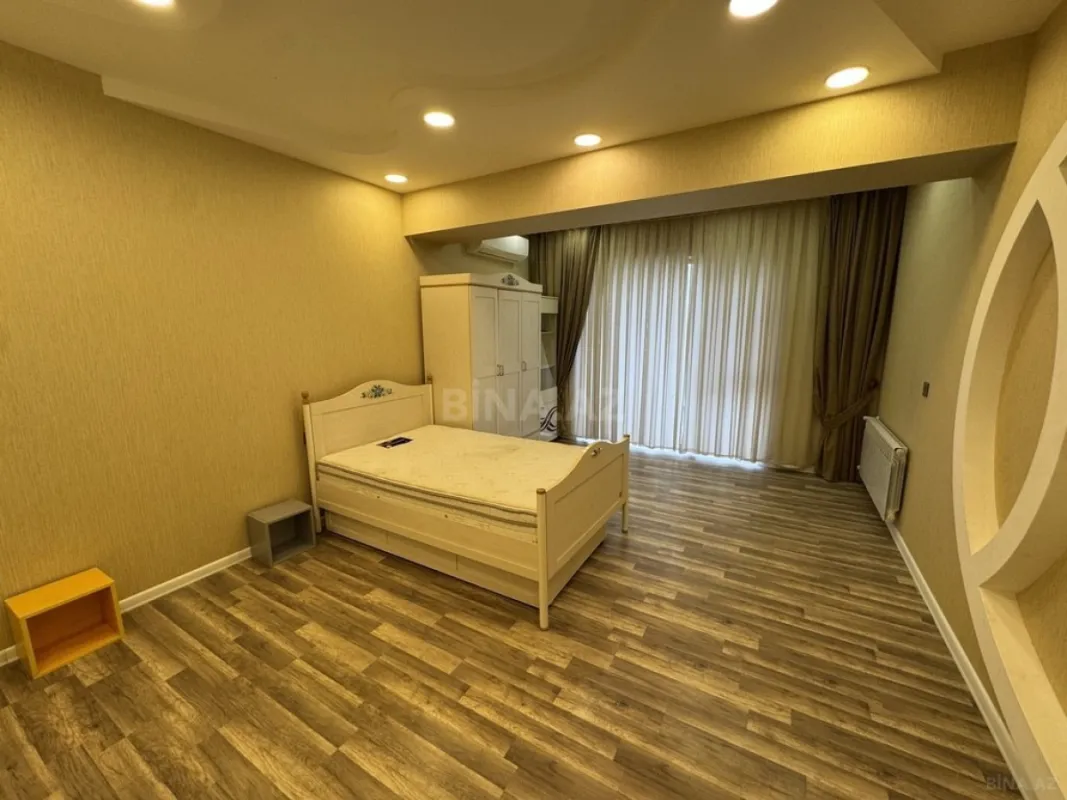 Satılır 4 otaqlı mənzil 181 m²
