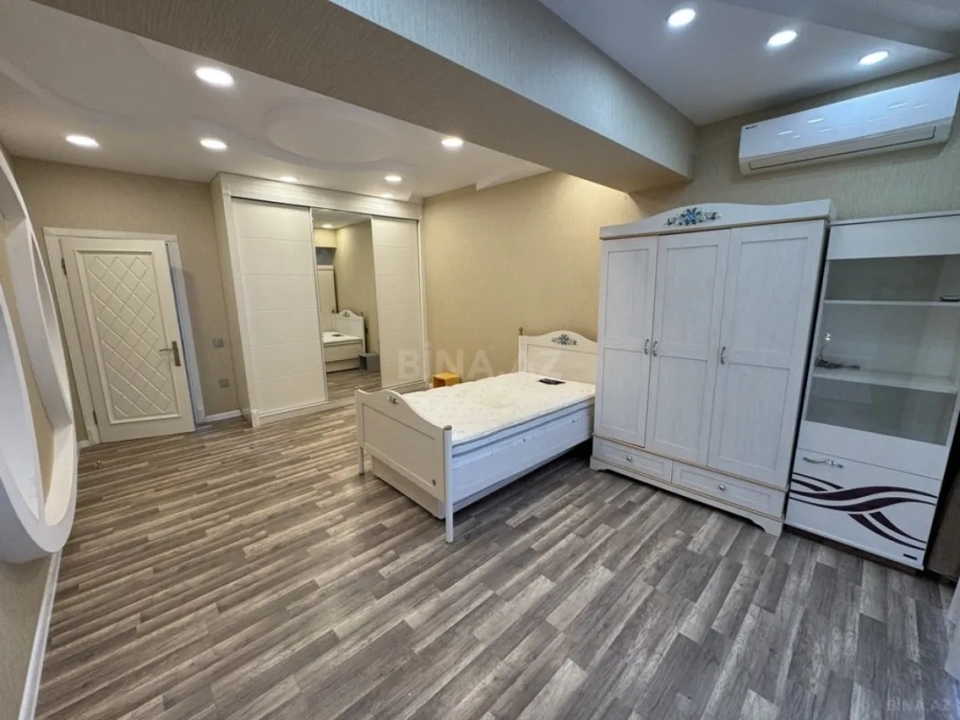 Satılır 4 otaqlı mənzil 181 m²