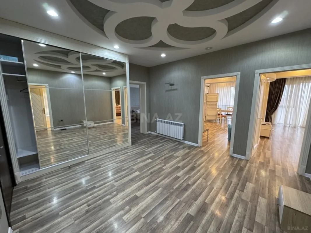 Satılır 4 otaqlı mənzil 181 m²