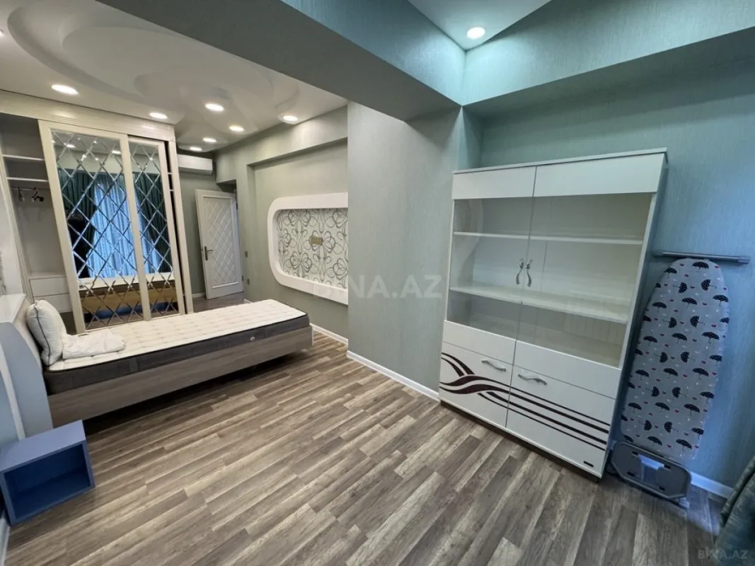 Satılır 4 otaqlı mənzil 181 m²