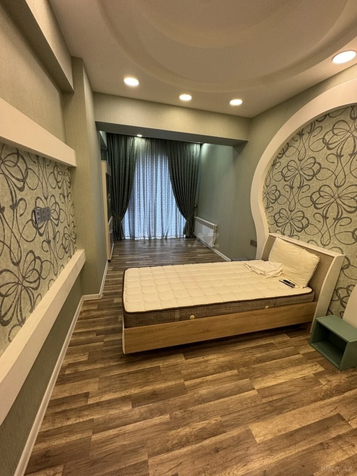 Satılır 4 otaqlı mənzil 181 m²