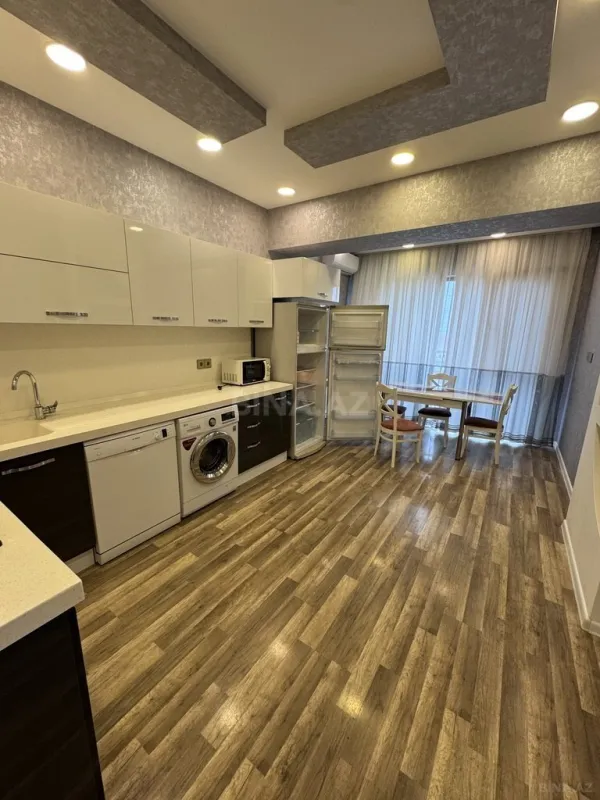 Satılır 4 otaqlı mənzil 181 m²