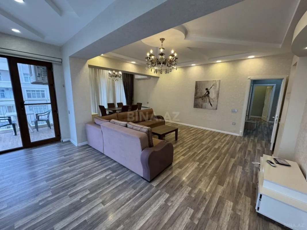 Satılır 4 otaqlı mənzil 181 m²