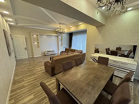 Satılır 4 otaqlı mənzil 181 m²