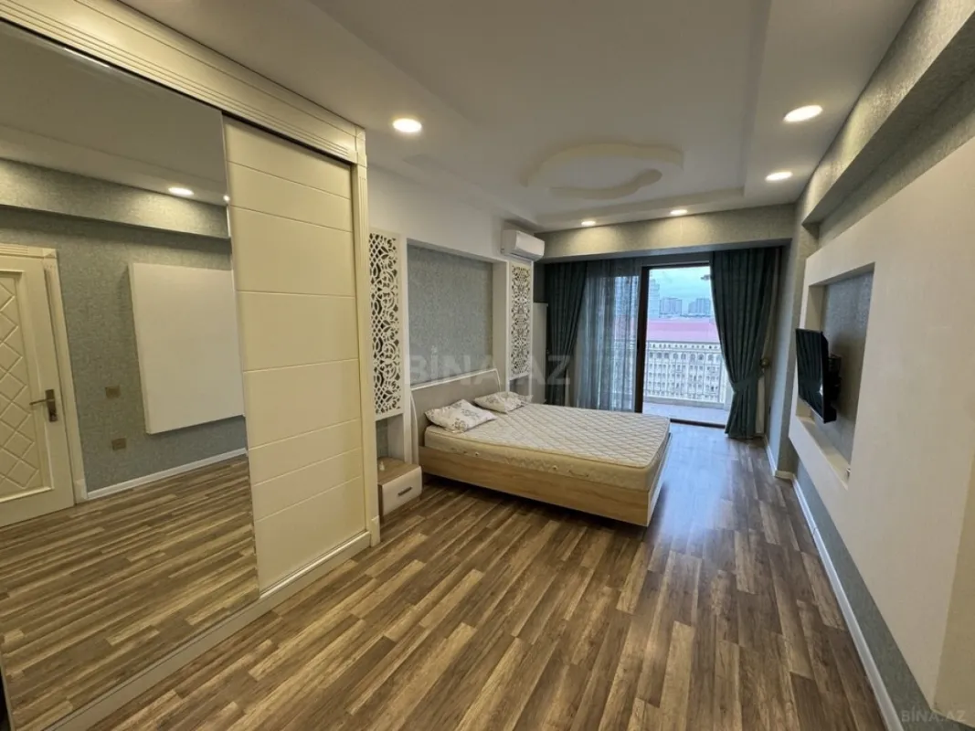 Satılır 4 otaqlı mənzil 181 m²