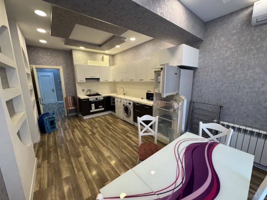 Satılır 4 otaqlı mənzil 181 m²