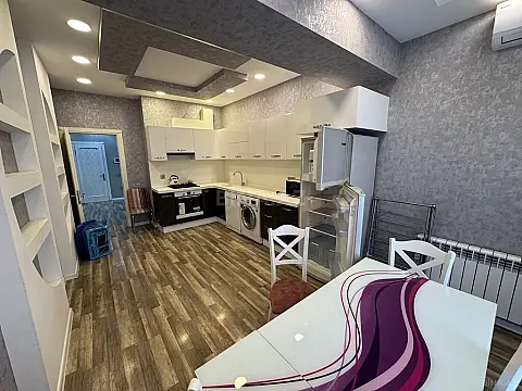 Satılır 4 otaqlı mənzil 181 m²