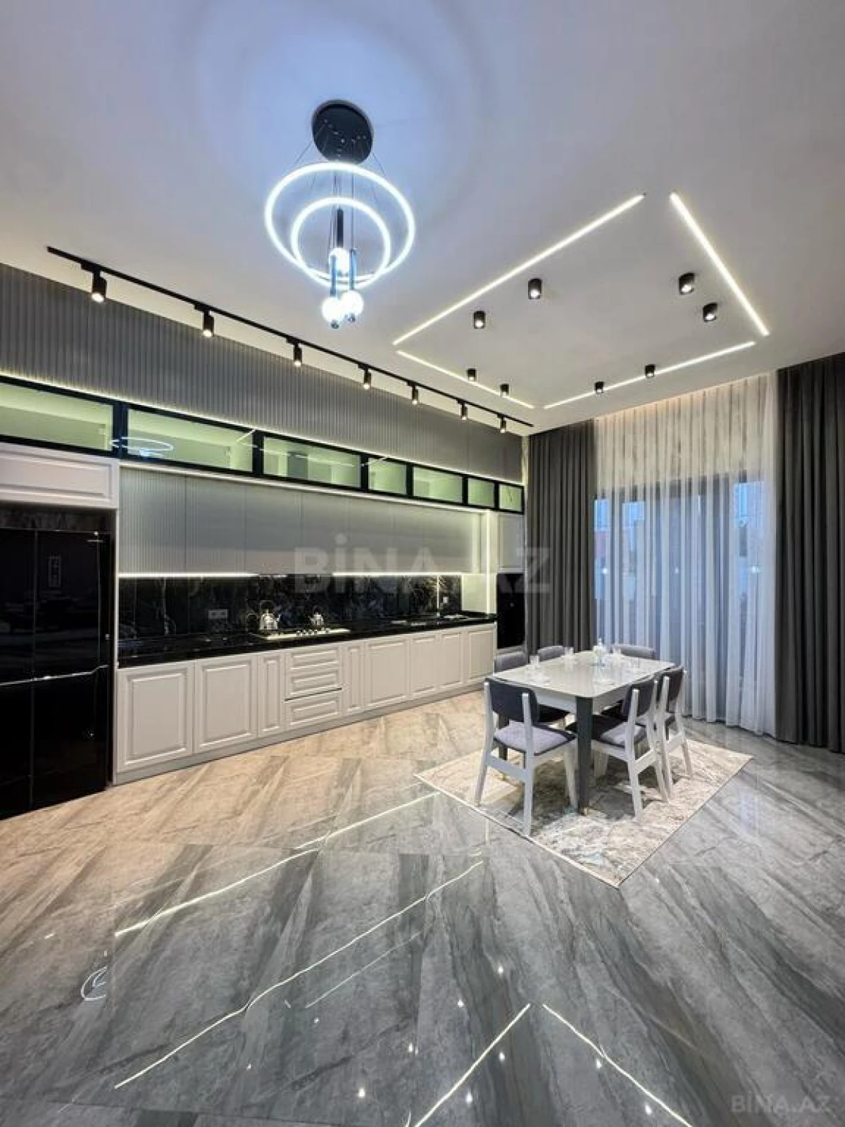 Satılır 5 otaqlı həyət evi 250 m²