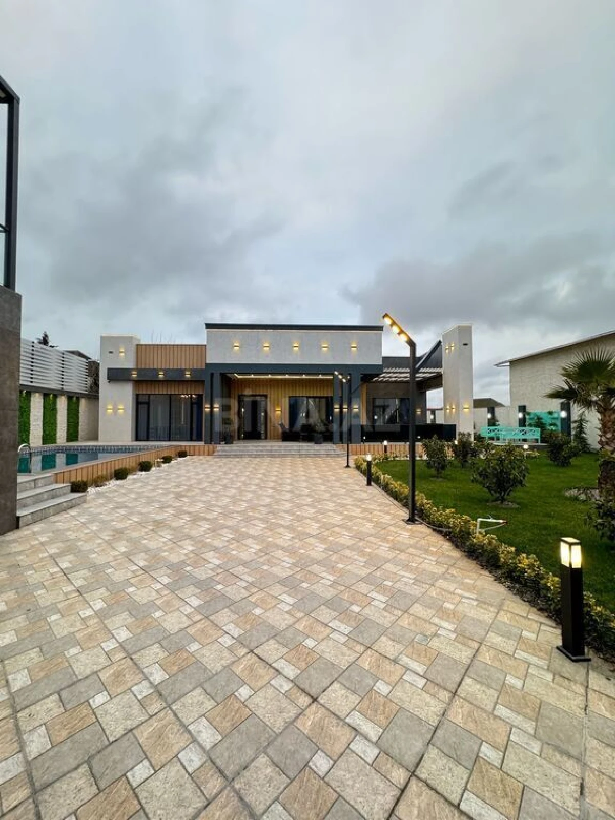 Satılır 5 otaqlı həyət evi 250 m²