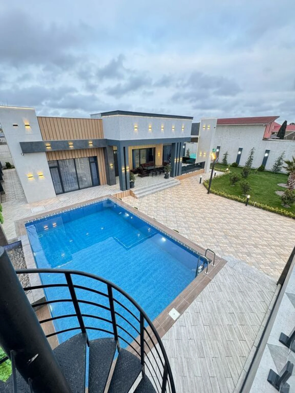 Satılır 5 otaqlı həyət evi 250 m²