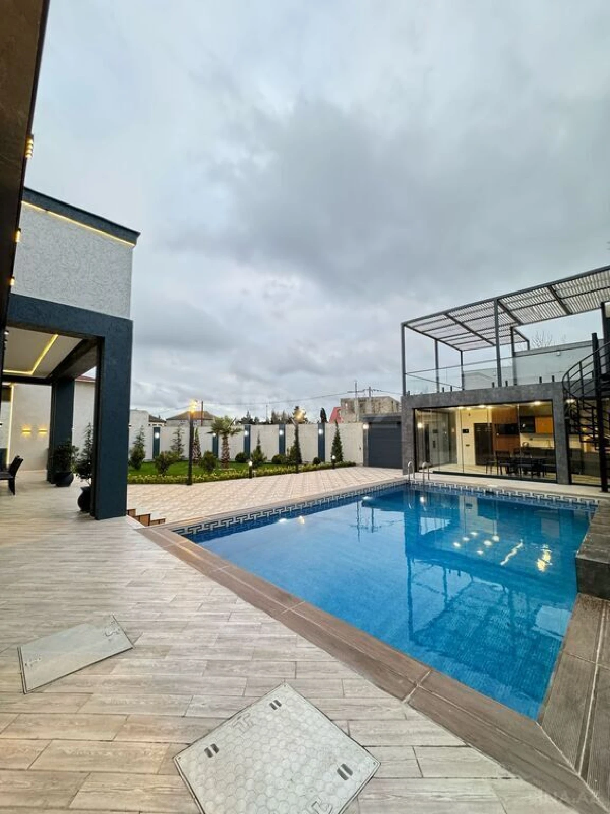 Satılır 5 otaqlı həyət evi 250 m²