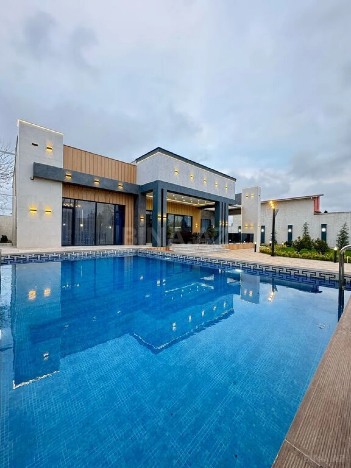 Satılır 5 otaqlı həyət evi 250 m²