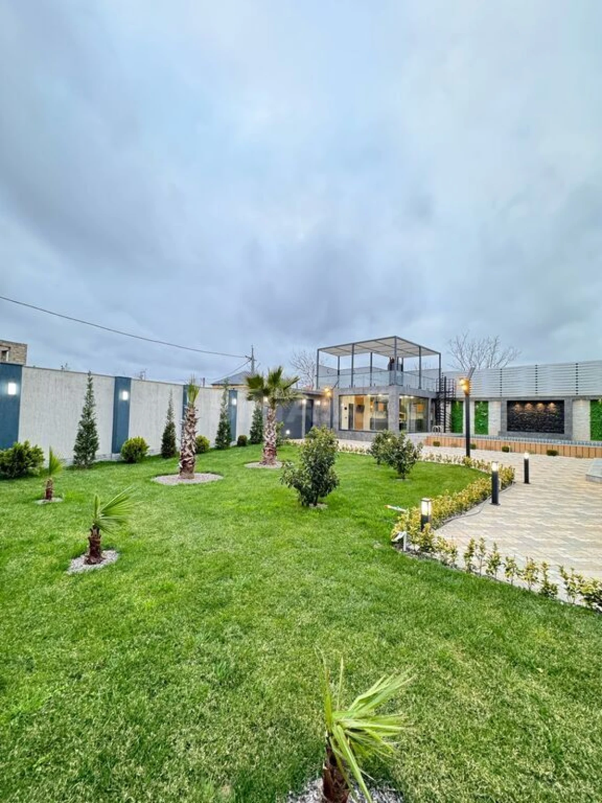 Satılır 5 otaqlı həyət evi 250 m²