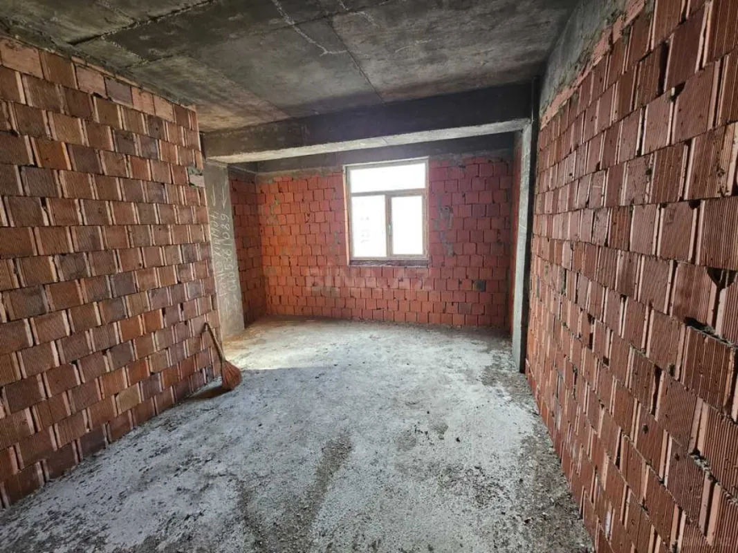 Satılır 2 otaqlı mənzil 83 m²