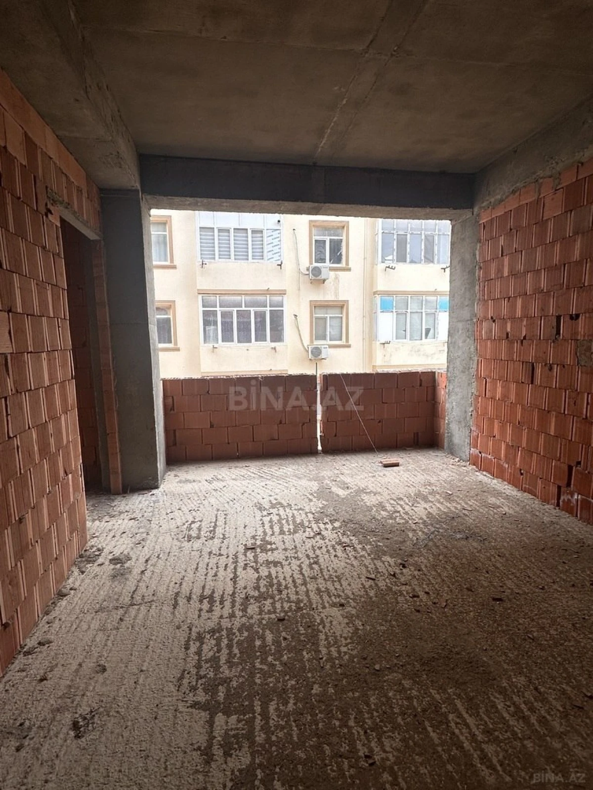 Satılır 2 otaqlı mənzil 83 m²