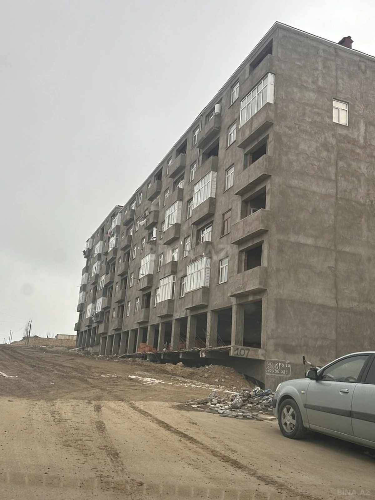Satılır 2 otaqlı mənzil 83 m²