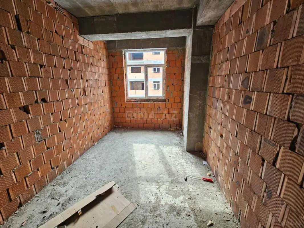 Satılır 2 otaqlı mənzil 83 m²