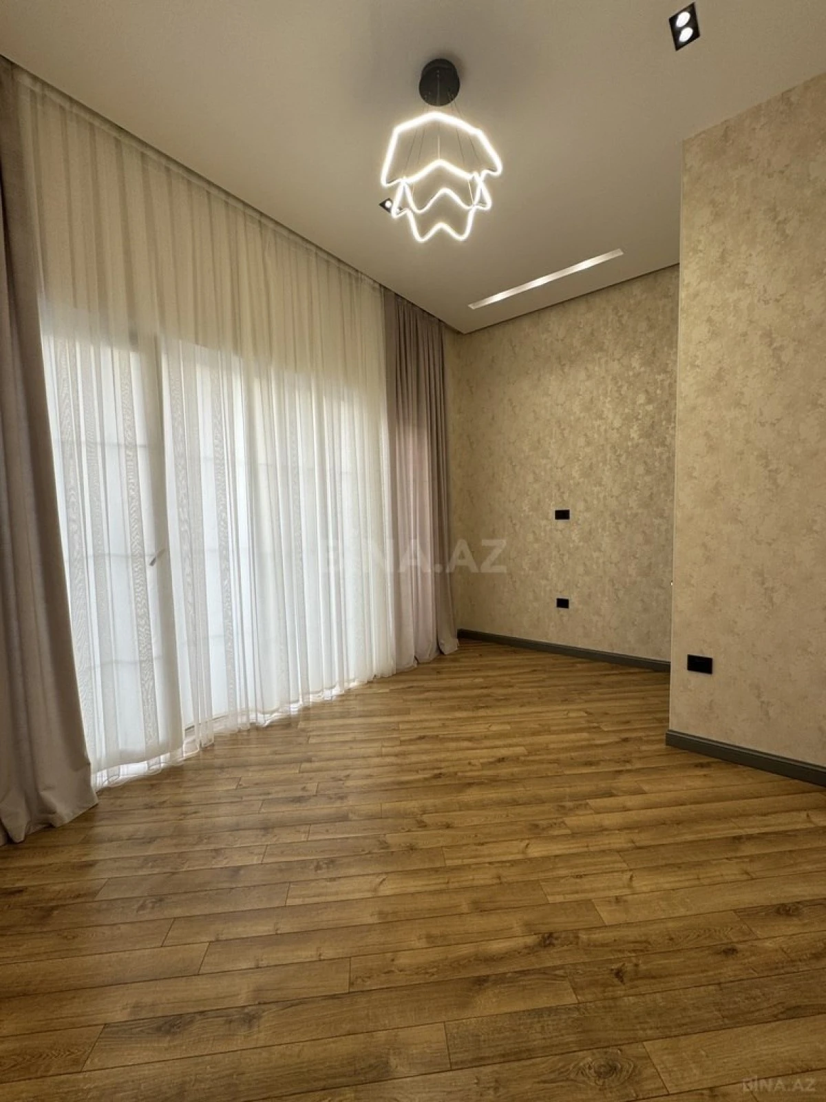 Satılır 6 otaqlı həyət evi 400 m²