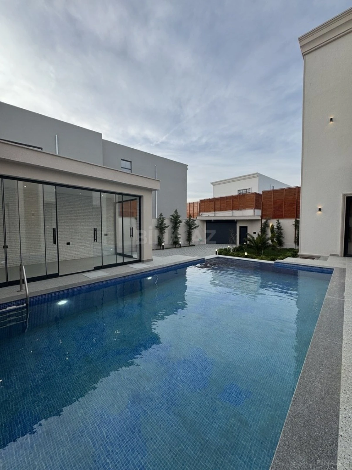 Satılır 6 otaqlı həyət evi 400 m²