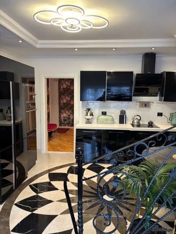 Satılır 4 otaqlı mənzil 165 m²