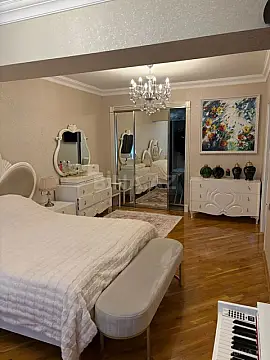 Satılır 4 otaqlı mənzil 165 m²