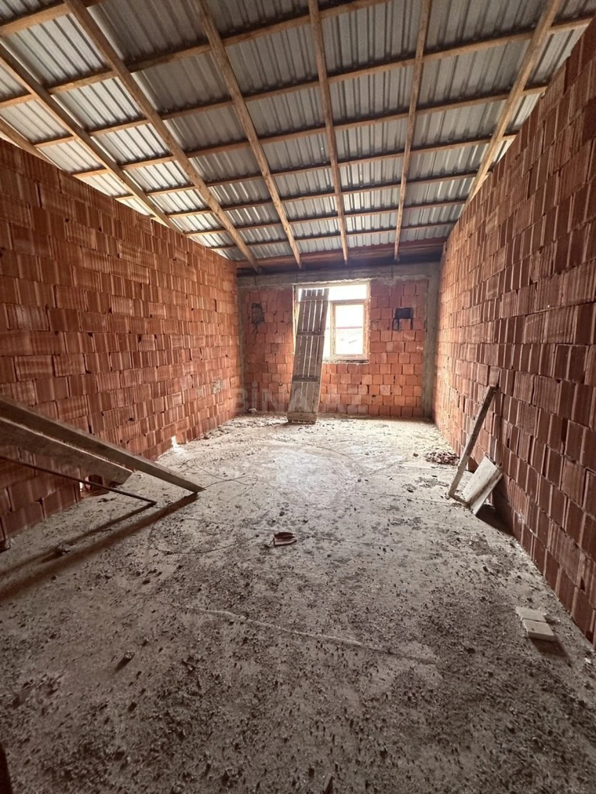 Satılır 2 otaqlı mənzil 83 m²