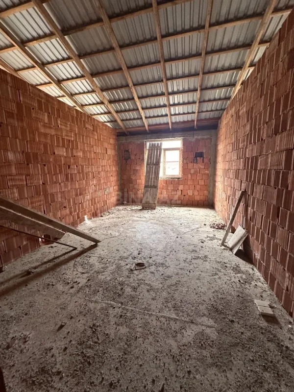 Satılır 2 otaqlı mənzil 83 m²