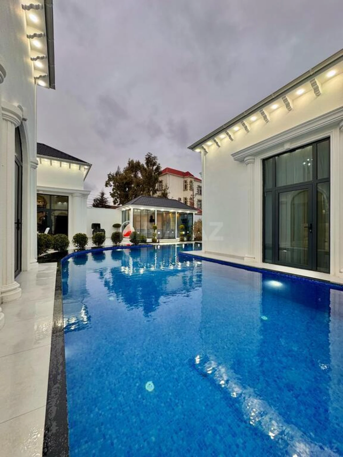 Satılır 5 otaqlı həyət evi 280 m²