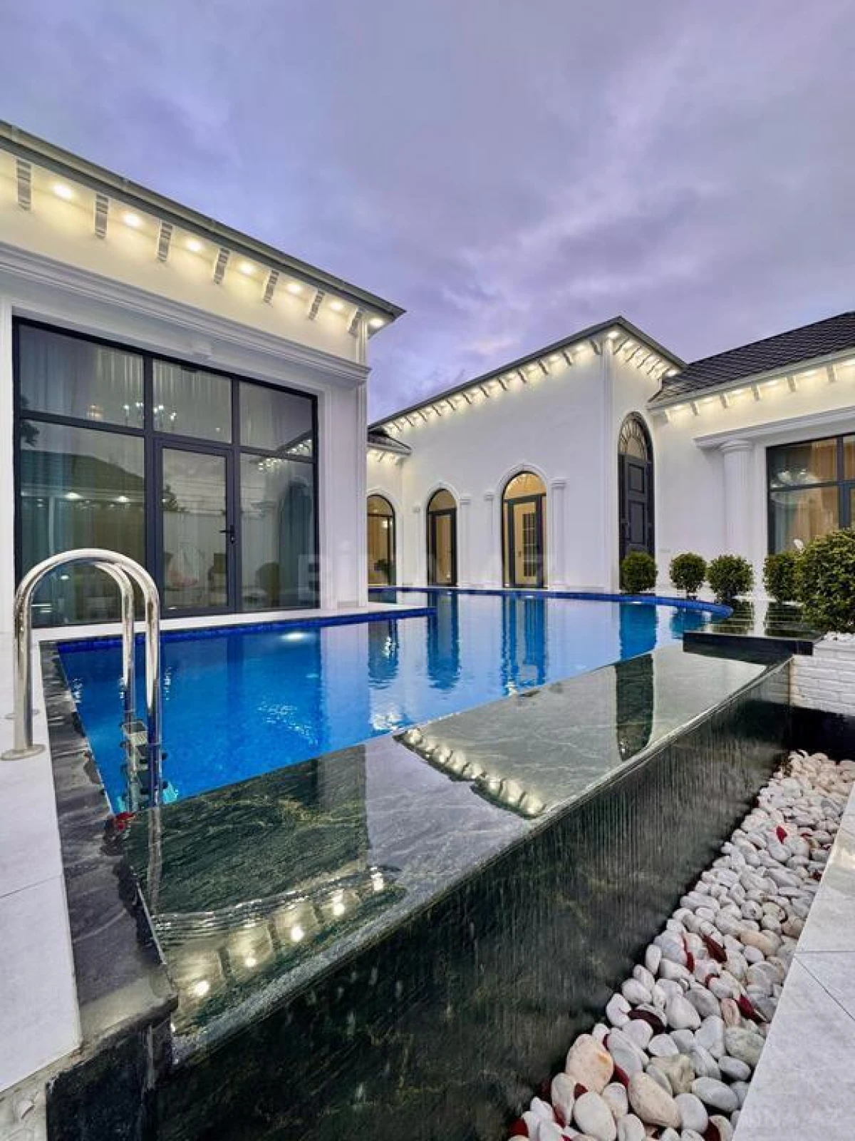 Satılır 5 otaqlı həyət evi 280 m²