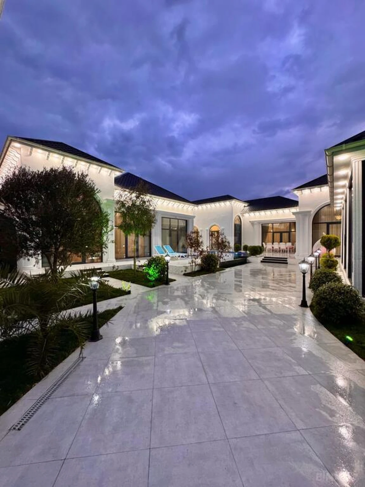 Satılır 5 otaqlı həyət evi 280 m²