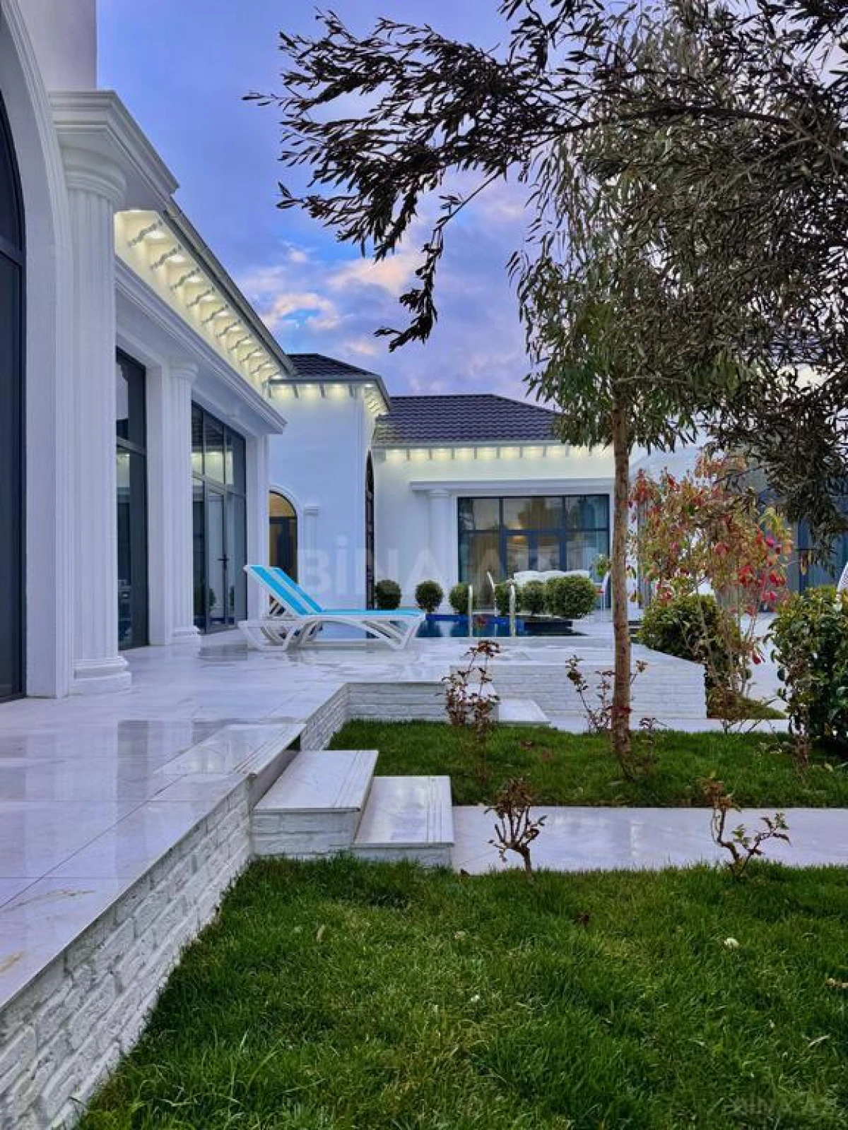 Satılır 5 otaqlı həyət evi 280 m²