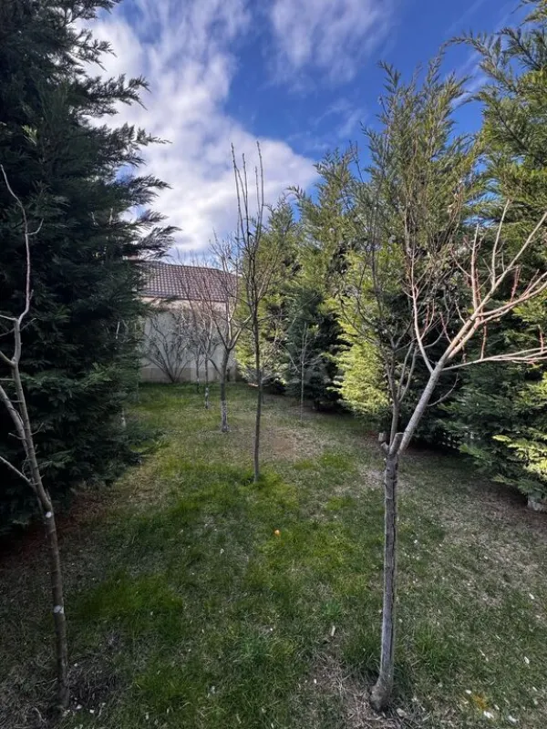 Satılır 5 otaqlı həyət evi 200 m²