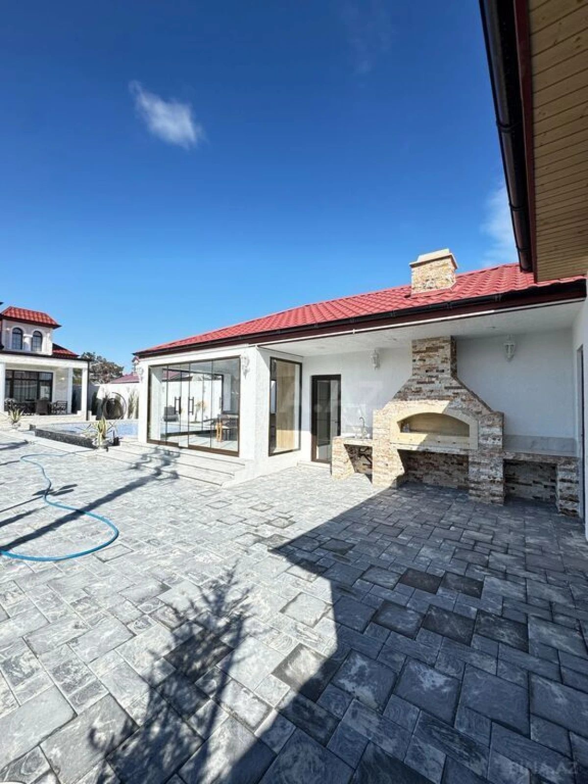 Satılır 5 otaqlı həyət evi 300 m²