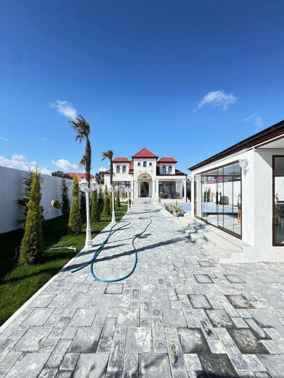 Satılır 5 otaqlı həyət evi 300 m²