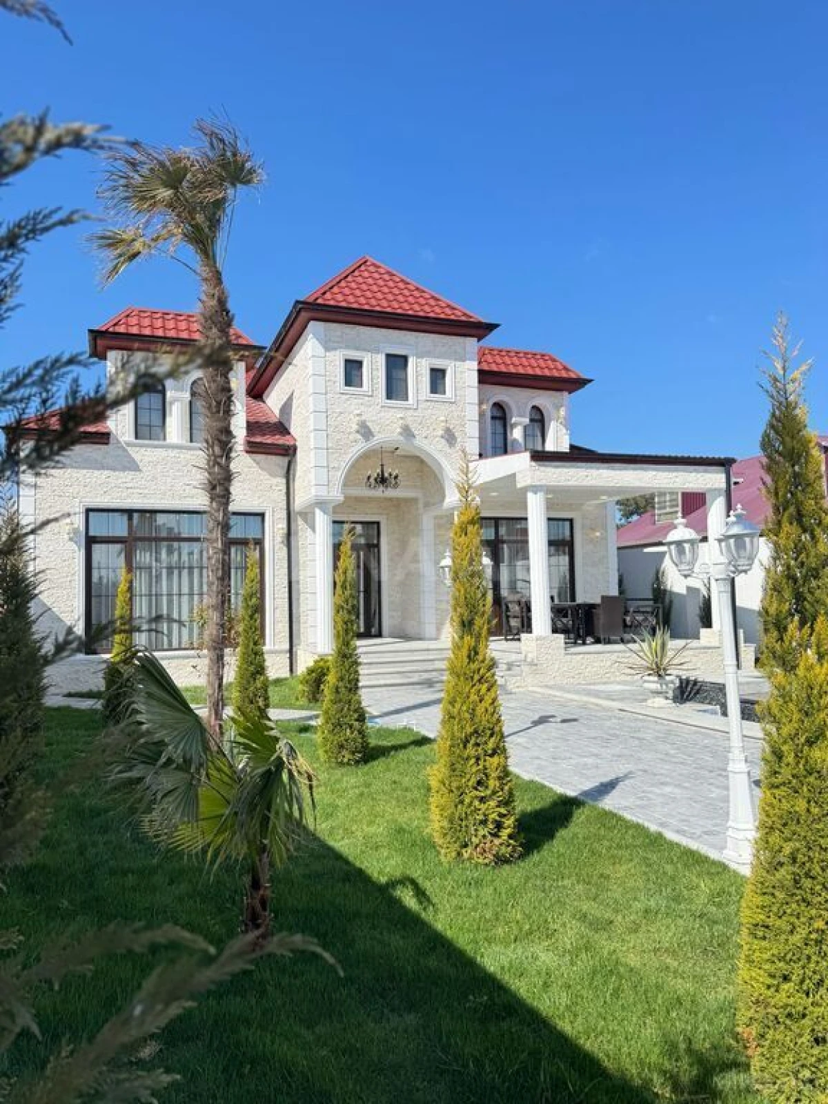 Satılır 5 otaqlı həyət evi 300 m²