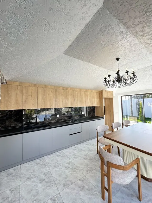 Satılır 5 otaqlı həyət evi 300 m²