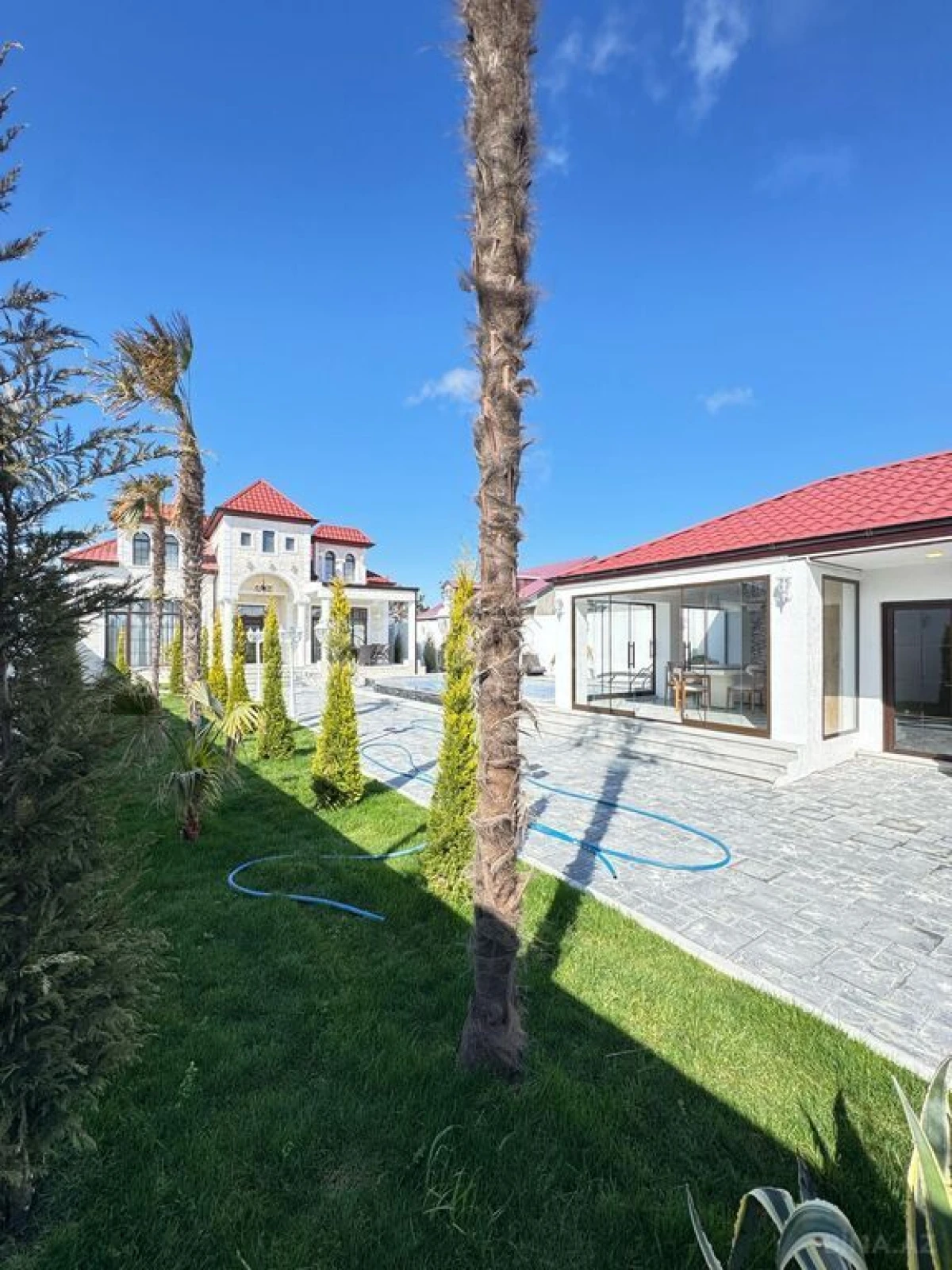 Satılır 5 otaqlı həyət evi 300 m²