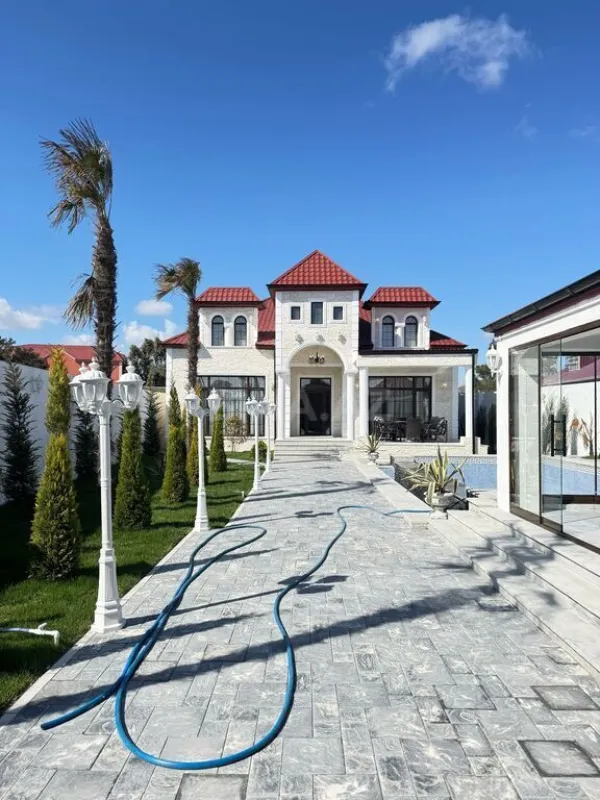 Satılır 5 otaqlı həyət evi 300 m²