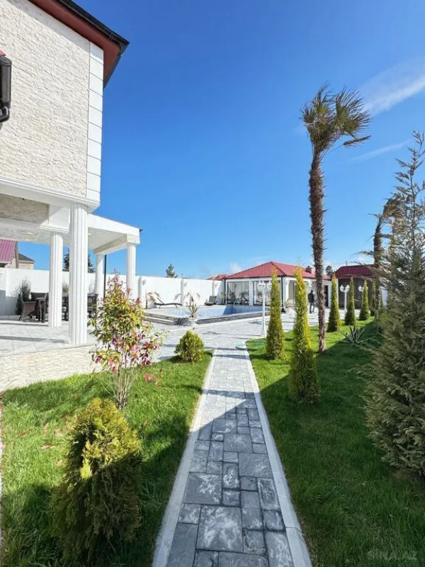 Satılır 5 otaqlı həyət evi 300 m²