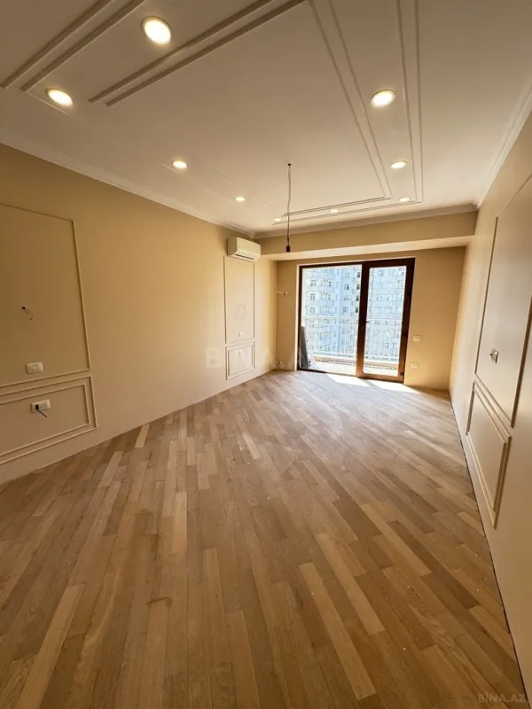 Satılır 4 otaqlı mənzil 185 m²