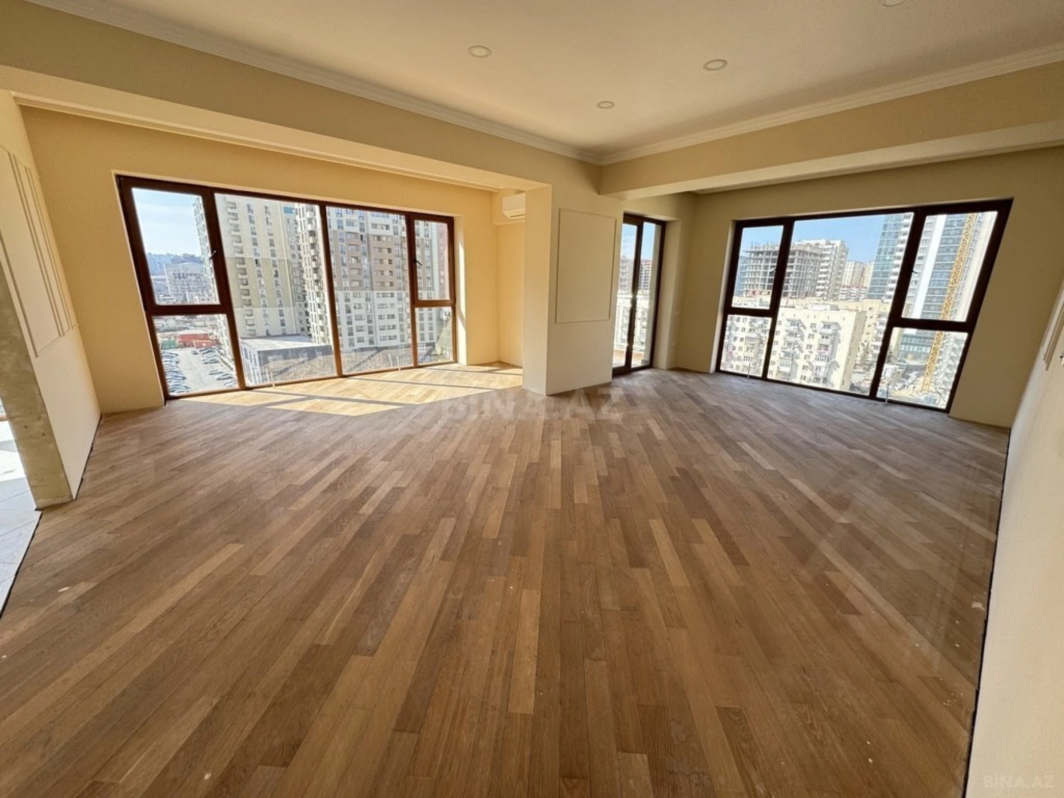 Satılır 4 otaqlı mənzil 185 m²
