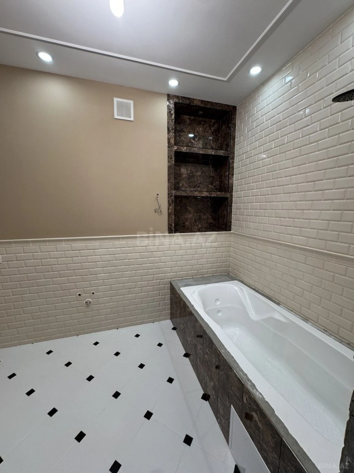 Satılır 4 otaqlı mənzil 185 m²