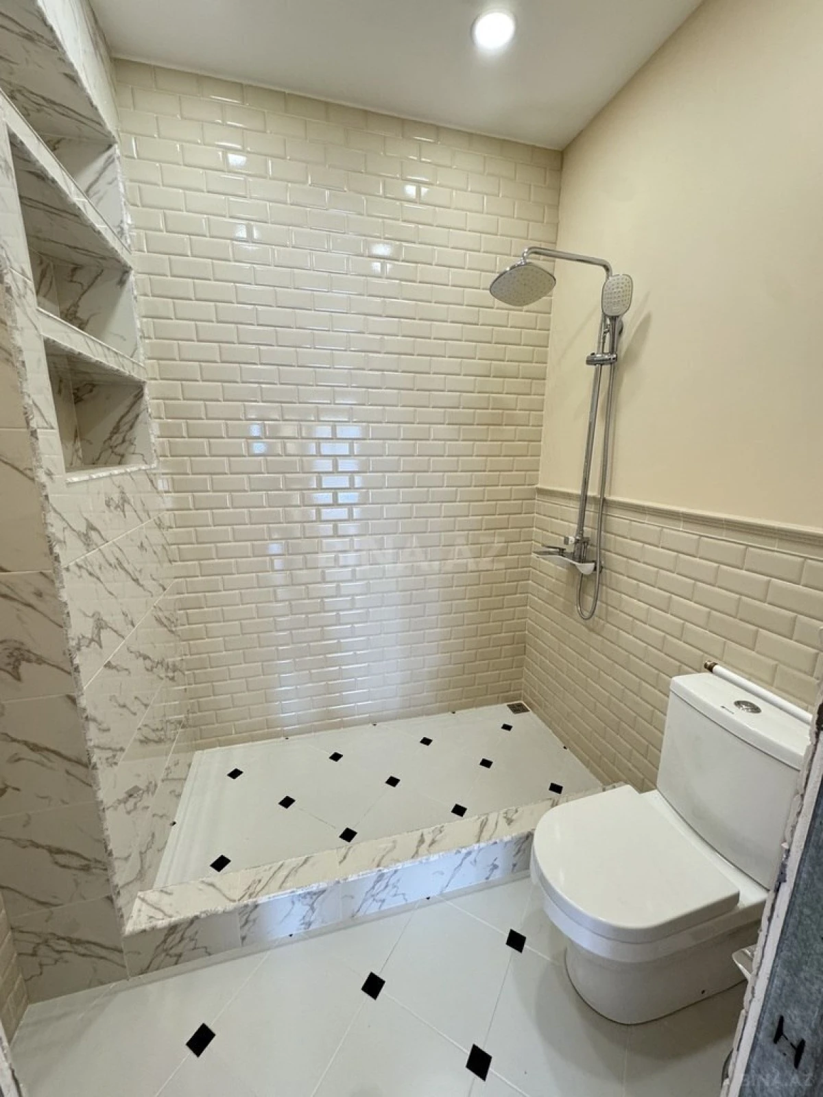 Satılır 4 otaqlı mənzil 185 m²