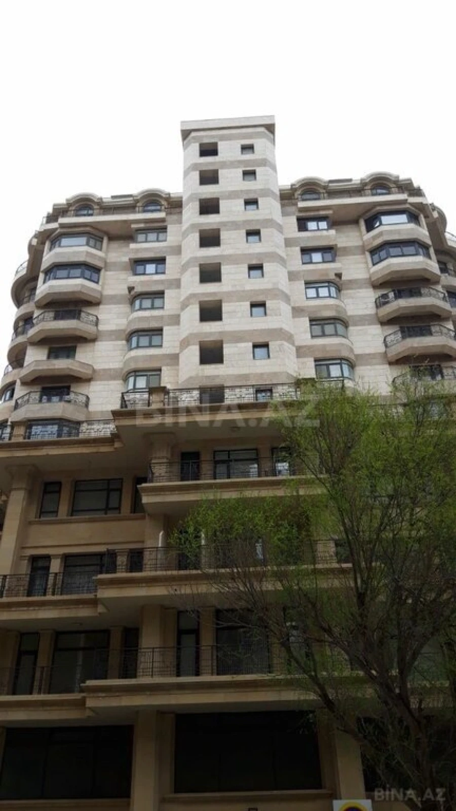 Satılır 5 otaqlı mənzil 290 m²