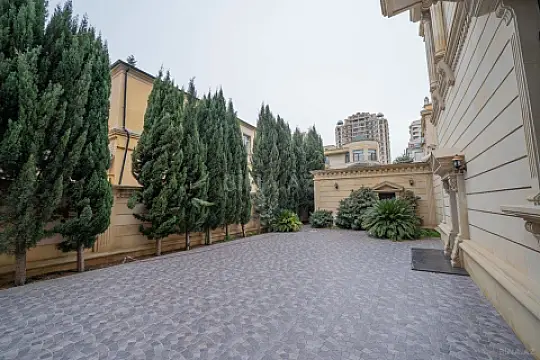 Satılır 7 otaqlı həyət evi 850 m²