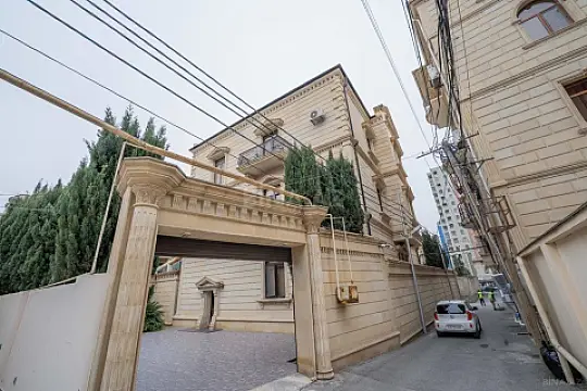 Satılır 7 otaqlı həyət evi 850 m²