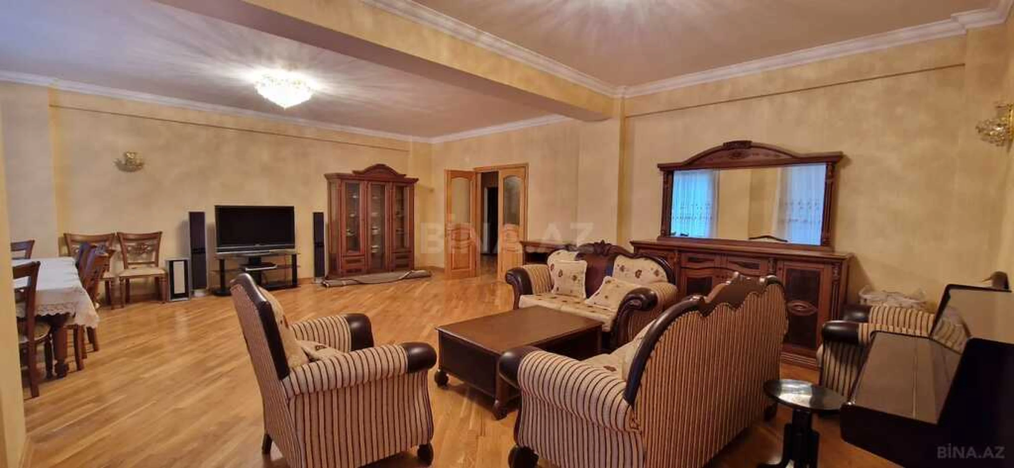 Satılır 5 otaqlı mənzil 230 m²