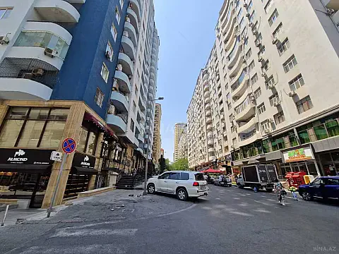 Satılır 5 otaqlı mənzil 230 m²