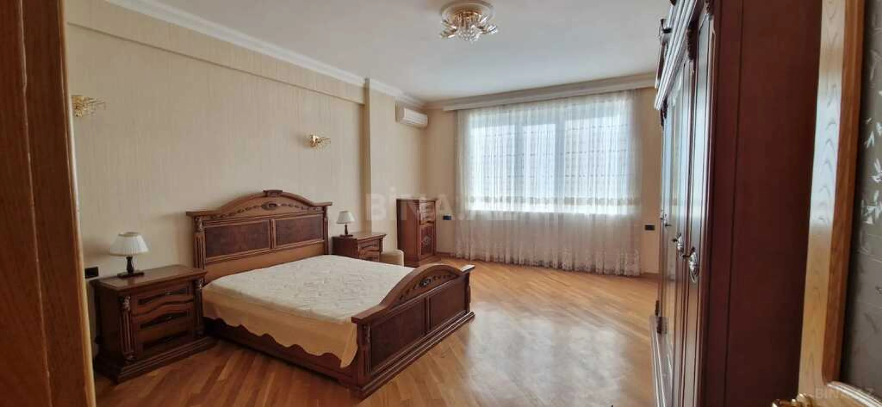 Satılır 5 otaqlı mənzil 230 m²