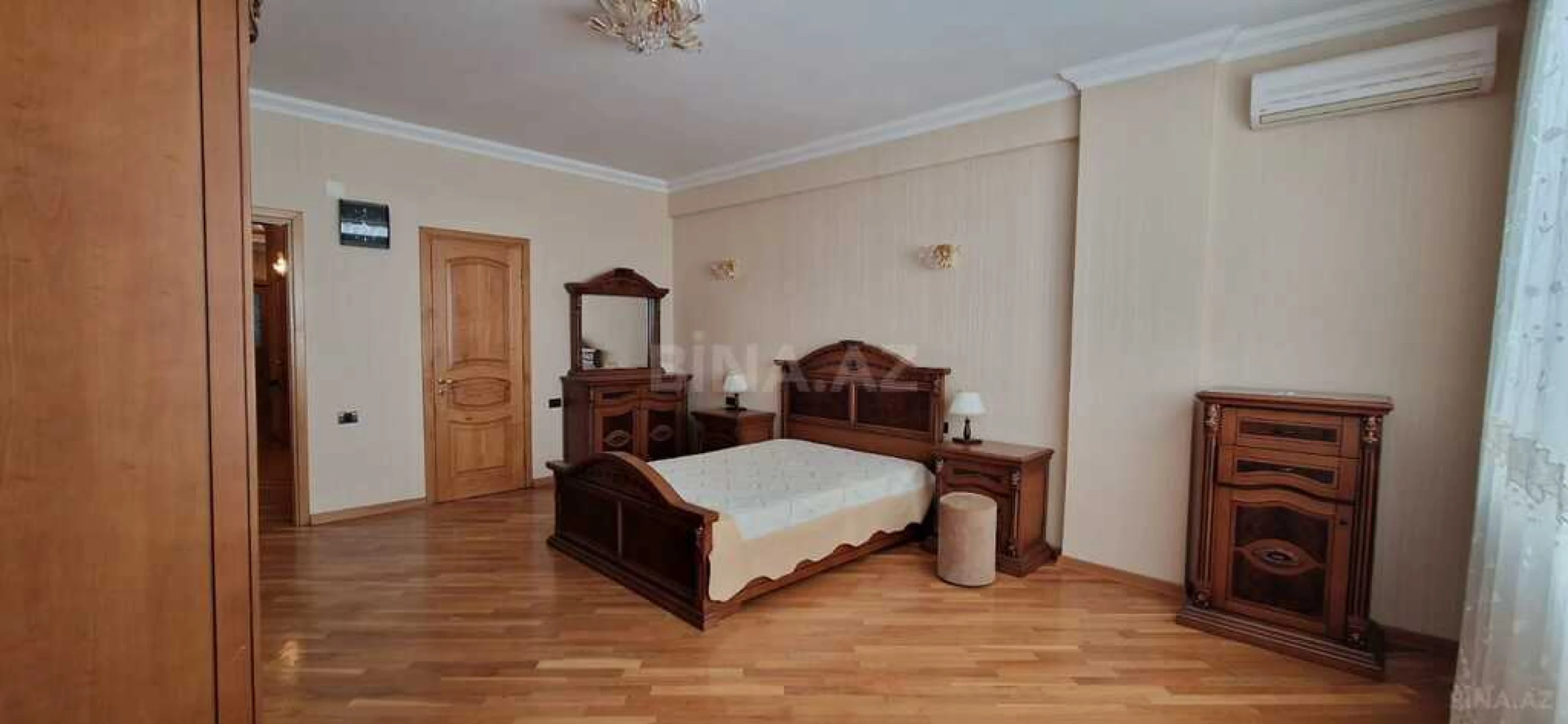 Satılır 5 otaqlı mənzil 230 m²
